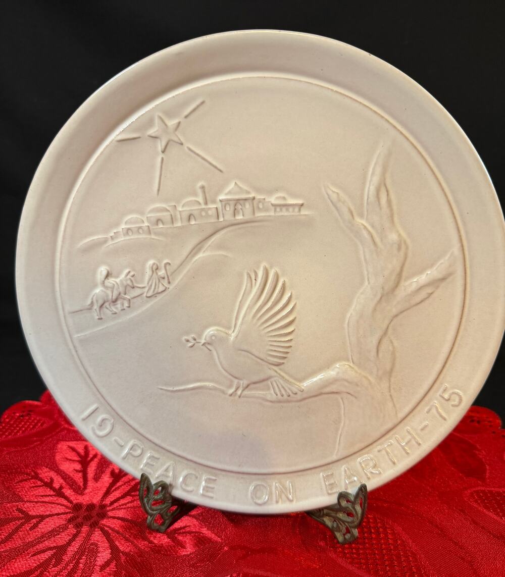 Vintage Frankoma Pottery 1975 Peace on Earth Christmas Plate Joniece Frank 8.25"